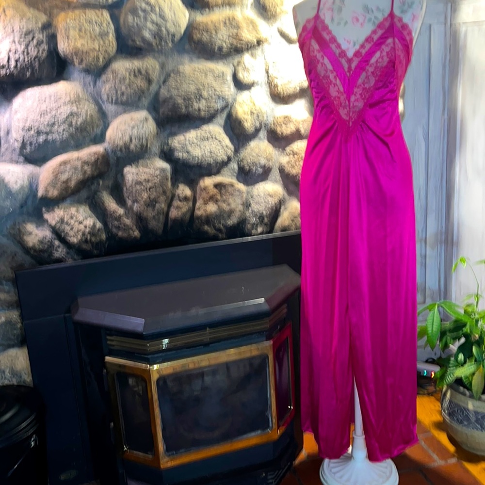Lady cameo vintage made in the USA bed ware nightgown négligée pink elegant MCM